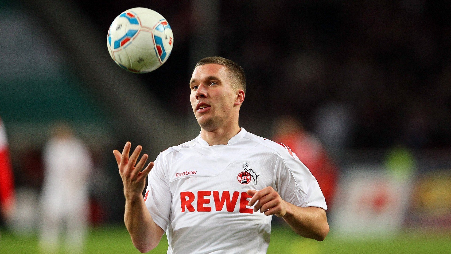 开云平台-弗朗索瓦·霍尔茨豪伊泽：防线与进攻的双重威胁，展现南非队全方位优势